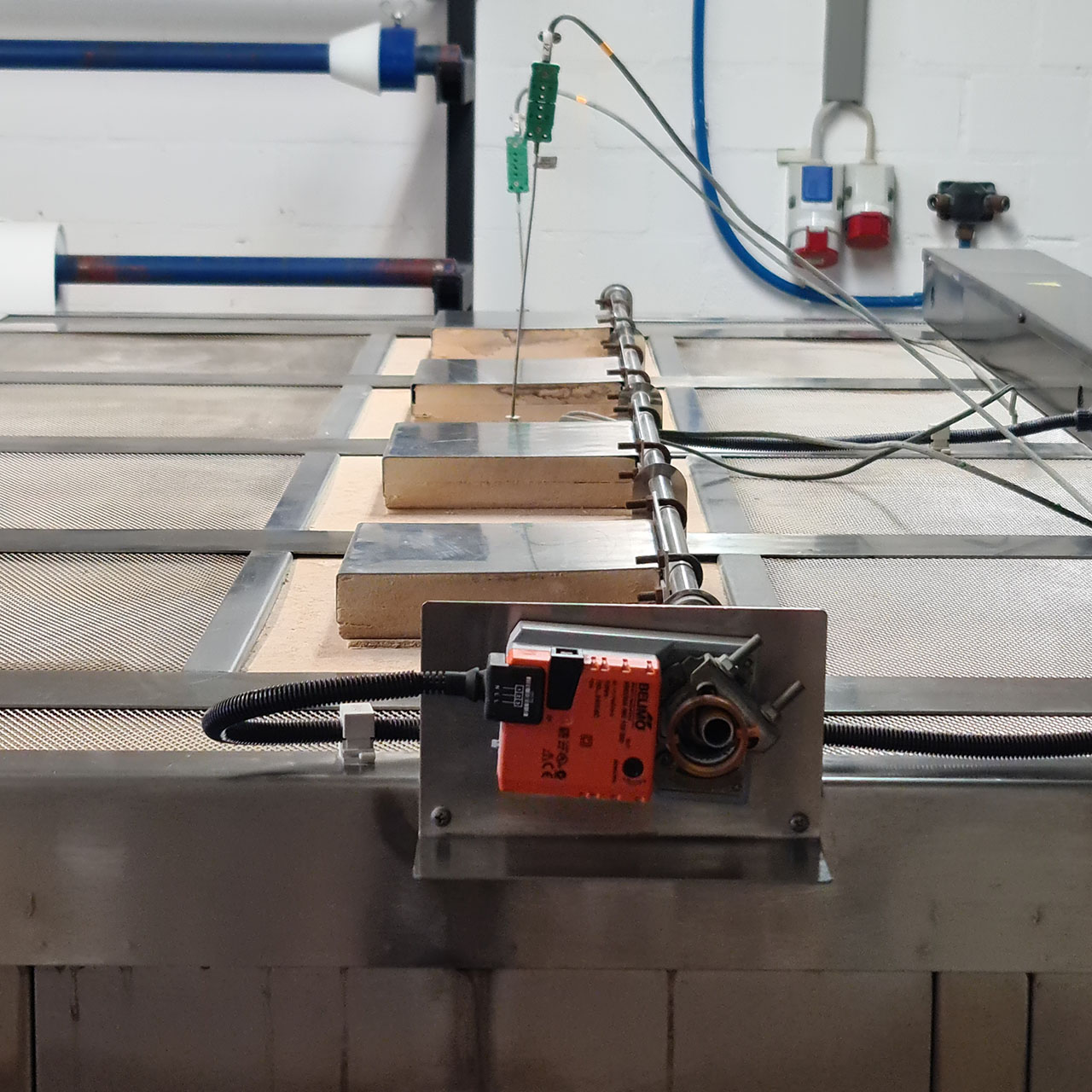 Automatische Lüftungsklappen im Deckel, Aktivierung per Ofensteuerung PS 1-250 - 3.3-400 Automatische Lüftungsklappen im Deckel, Aktivierung per Ofensteuerung PS 1-250 - 3.3-400