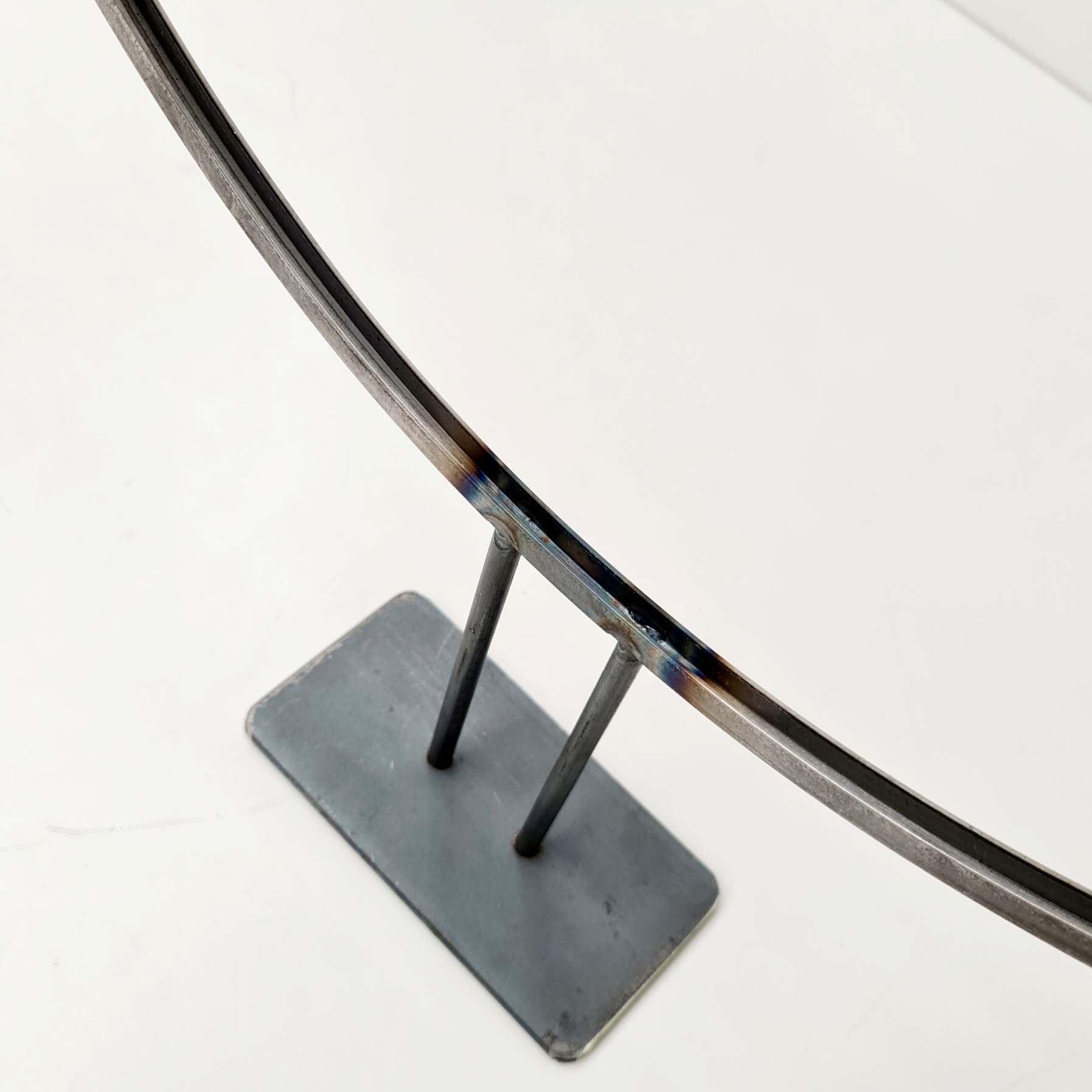 Glashalter mit Standfläche, halbrund für 50cm Glas Glashalter mit Standfläche, halbrund für 50cm Glas