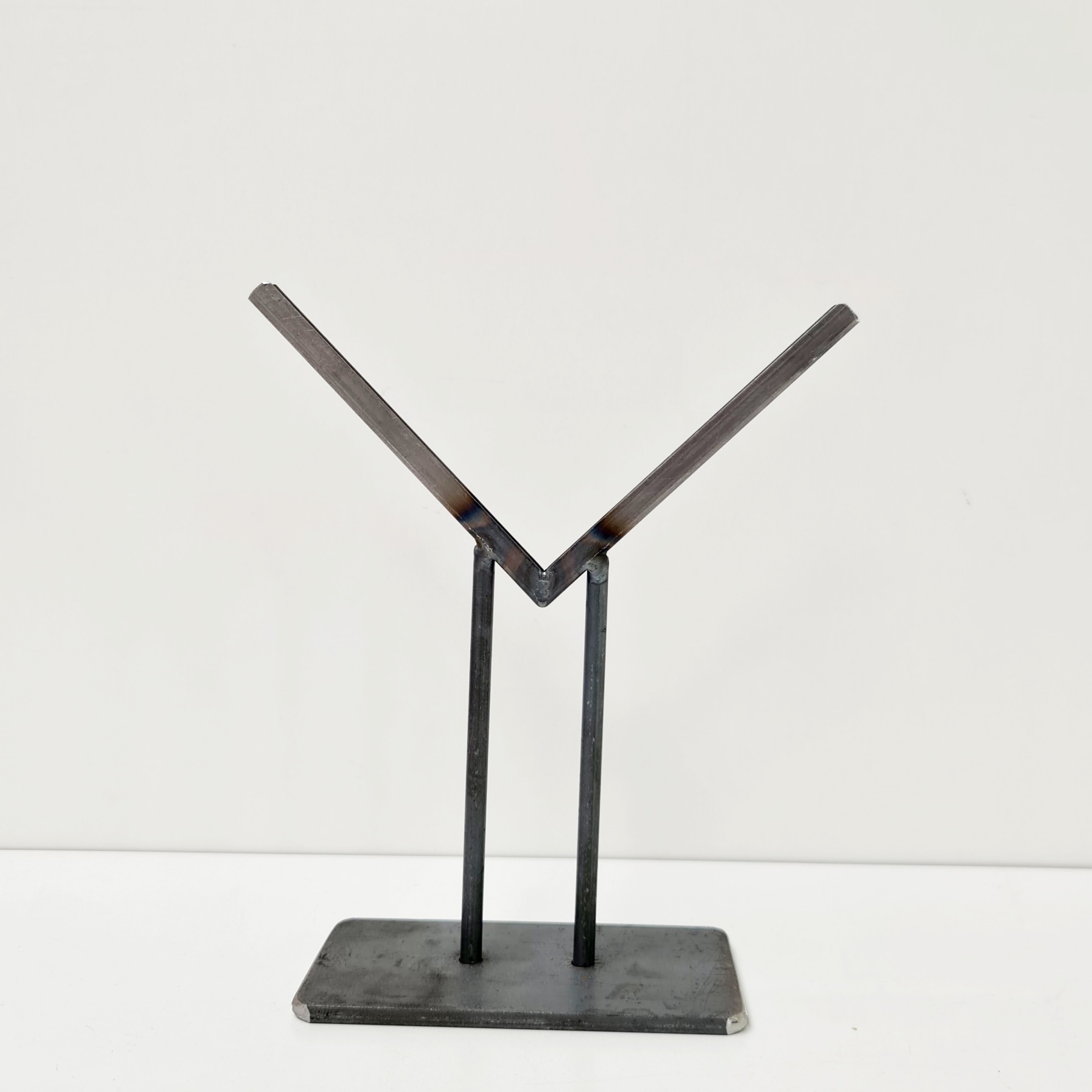 Glashalter mit Standfläche, V-Form für Glasquadrat Glashalter mit Standfläche, V-Form für Glasquadrat