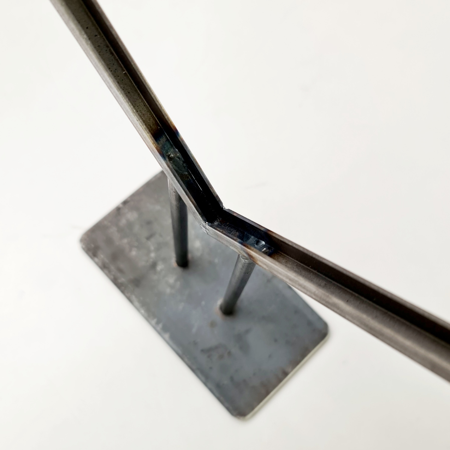 Glashalter mit Standfläche, V-Form für Glasquadrat Glashalter mit Standfläche, V-Form für Glasquadrat